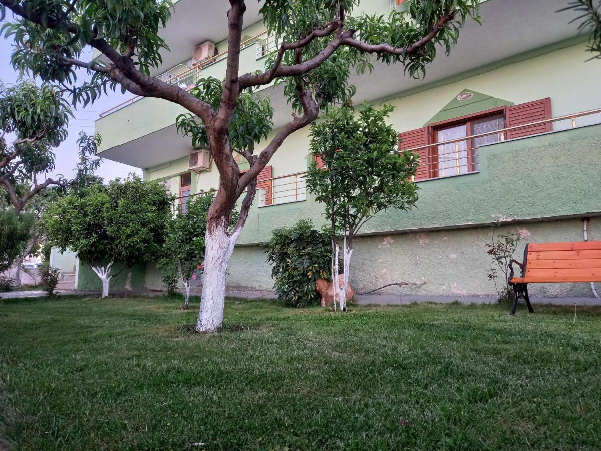 Jonny Guesthouse Ksamil Exteriör bild