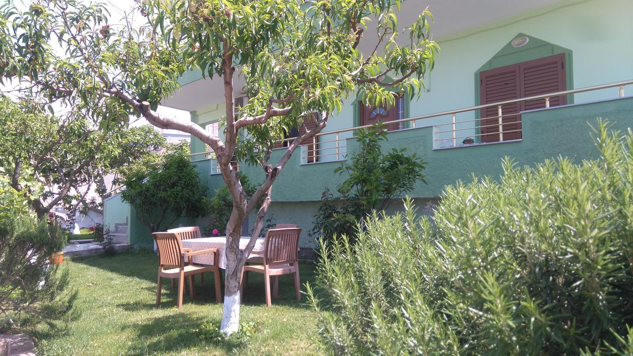 Jonny Guesthouse Ksamil Exteriör bild