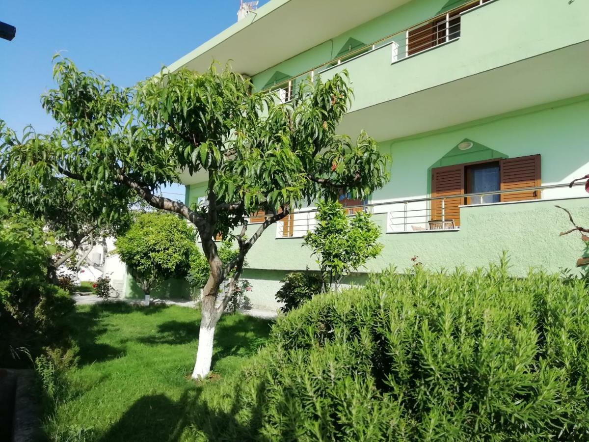 Jonny Guesthouse Ksamil Exteriör bild