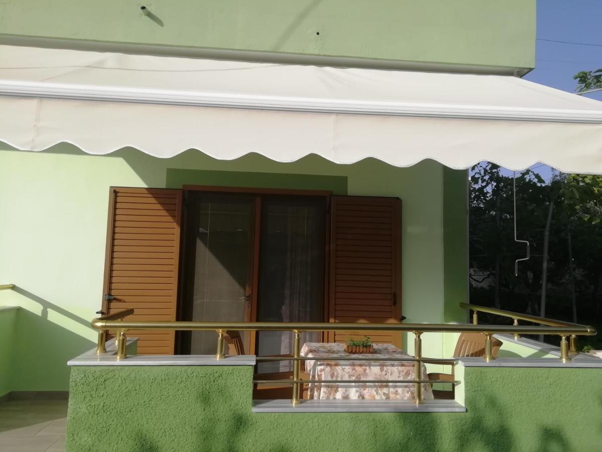 Jonny Guesthouse Ksamil Exteriör bild